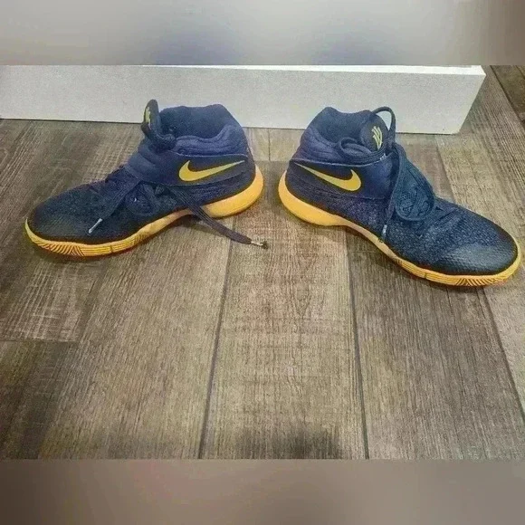 Nike Boys Kyrie 2 GS Cavs 826673-447 Navy Blue Lace-Up Basketball Shoes Size 4Y - Picture 2 of 7